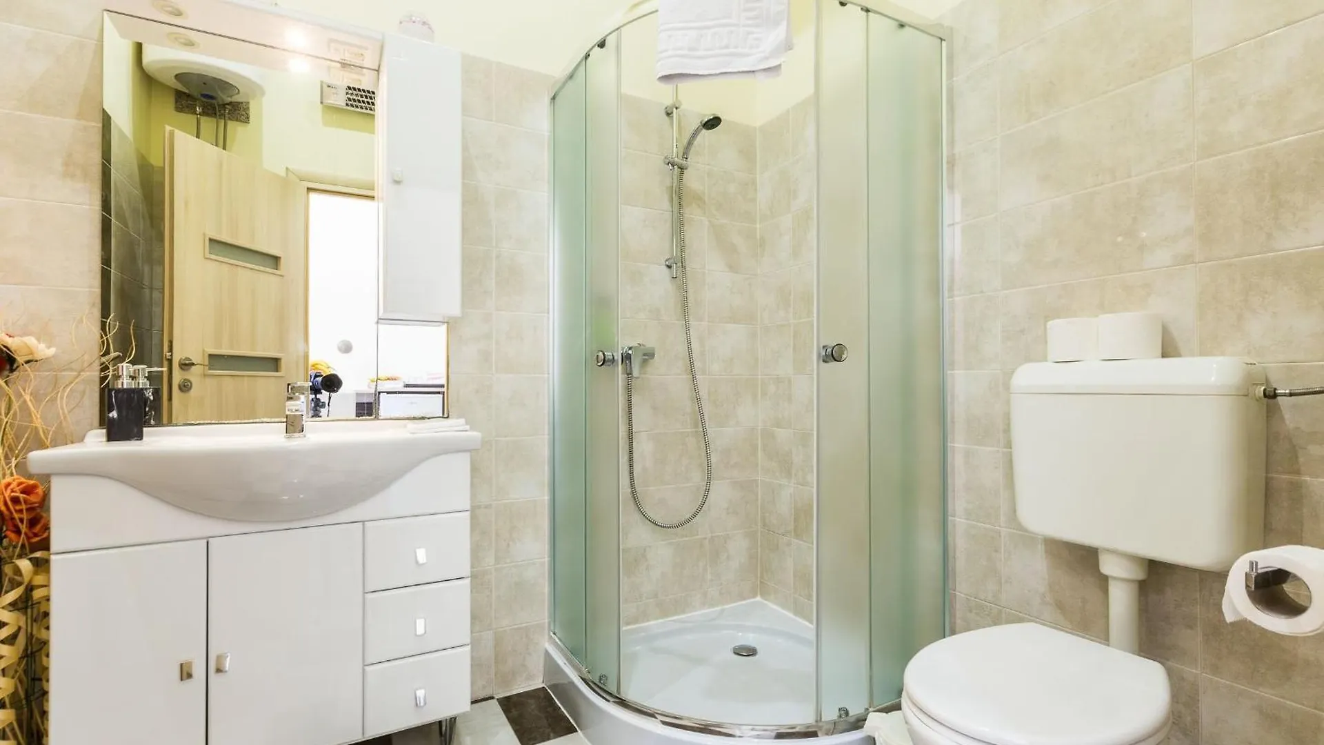 Charming And Historic Old Town Apartments 자다르 0*,